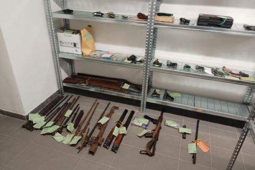 Lidé v Plzeňském kraji odevzdali stovky zbraní. Policie varuje: granát na služebnu nevozte