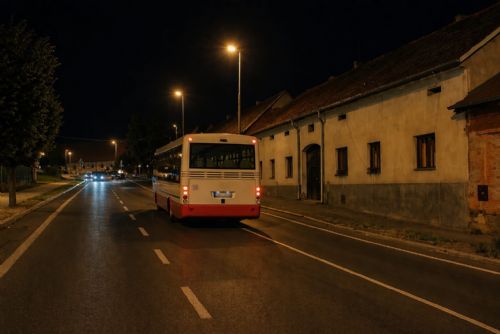 Mladík v octavii vybržďoval autobus plný lidí. Nebezpečnou jízdu ukončila až policie