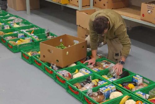 Mobilní výdejny potravin doručily pomoc lidem v nouzi