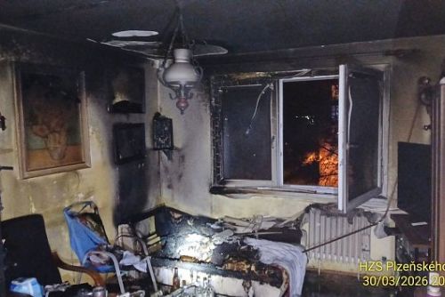 Muž po pondělním požáru bytu na Slovanech zemřel, hasiči evakuovali 35 lidí