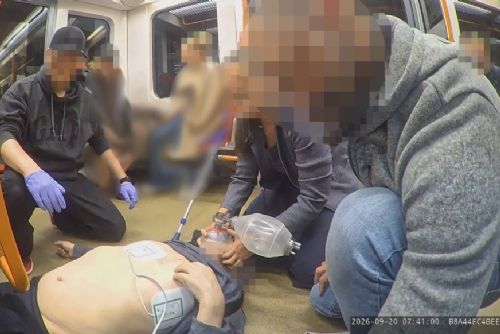 Muž zkolaboval v metru na Pražského povstání. Resuscitovali ho tři cestující