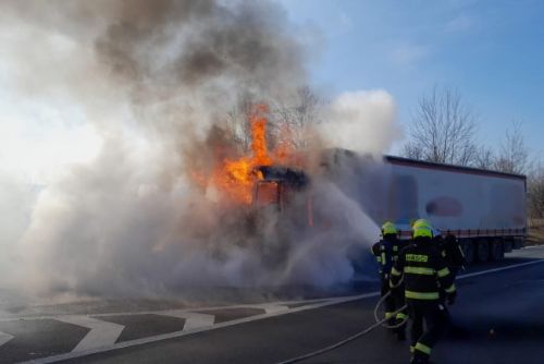 Na D5 Hořel kamion s papírem