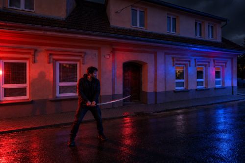 Na Rokycansku mával muž katanou, zásahovka ho zadržela. Soud odmítl vazbu