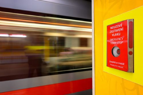 Na Strašnické cestující zastavili metro nouzovým tlačítkem. Souprava zabrzdila těsně před seniorkou