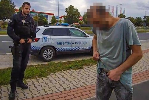 Nahý muž s údem v ruce pronásledoval ženu, zasáhla policie