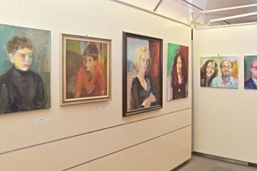 Nastavené tváře v mázhauzu radnice, výstava Květy Monhartové