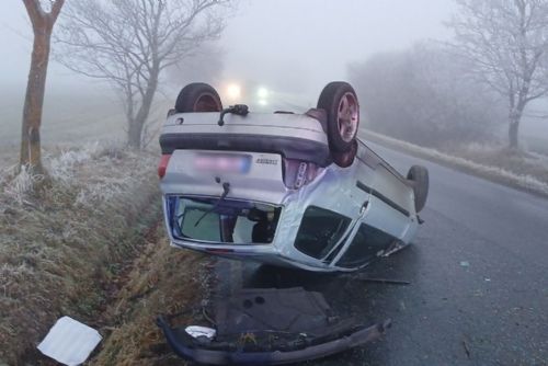 Nehoda na silnici 177 - Auto na střeše, dva zranění