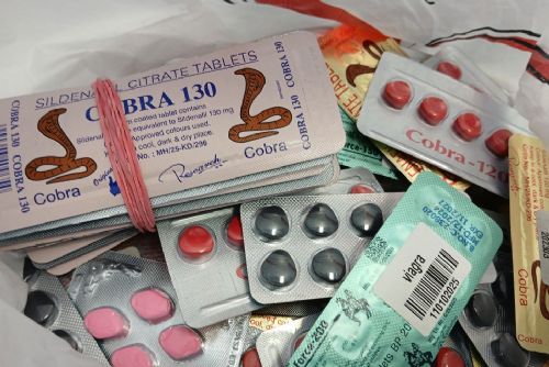 Neregistrované přípravky na erekci ohrožují zdraví! Celníci zabavili 376 balení