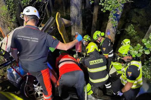Noční nehoda na Klatovsku skončila tragicky. Padesátiletá žena zemřela po nárazu do stromu