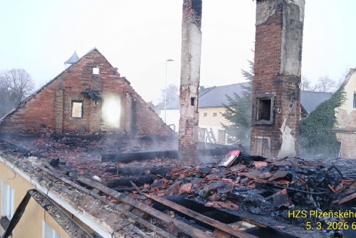 Noční požár v Meclově zničil střechu domu, škoda přes milion Kč