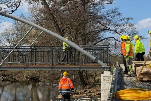 Nová cyklostezka s lávkou přes Mži spojila Touškov a Bdeněves. Dětem zkrátí cestu do školy