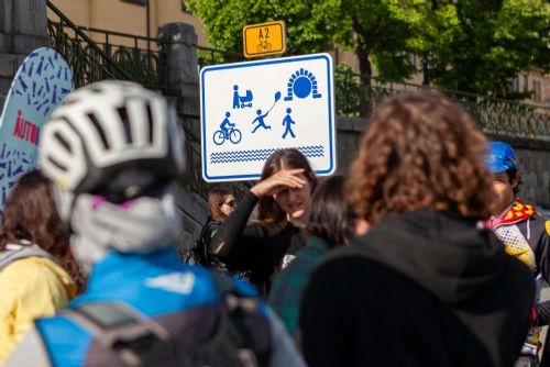 Nové cedule mírní napětí mezi chodci a cyklisty na pražských nábřežích