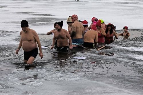 Novoroční koupání, 25 otužilců v plzeňském Boleváku