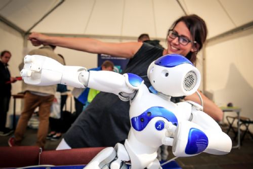 O víkendu ZČU promění Náměstí Republiky v otevřenou laboratoř. Vyzkoušíte roboty a resuscitaci