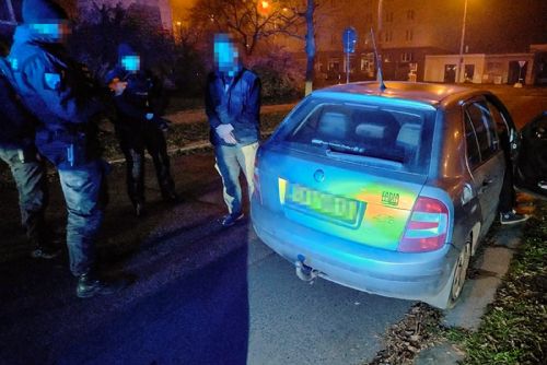 Opilý řidič bez řidičáku si zpestřil jízdu po chodníku