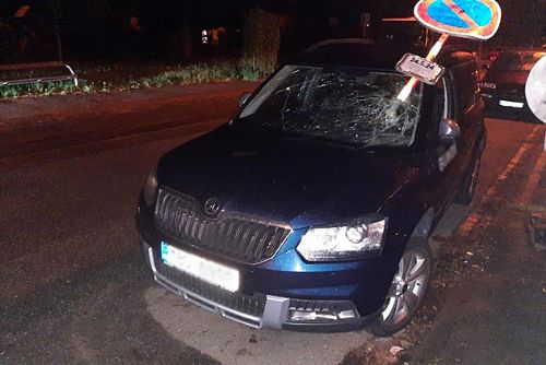 Opilý vandal ničil auta na Fryčajově ulici, škoda 120 tisíc korun