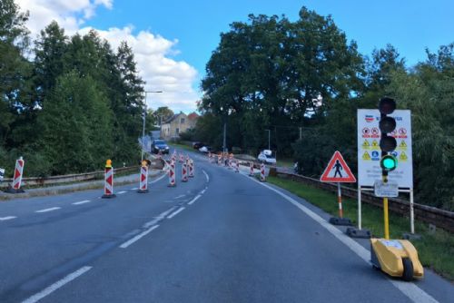 Oprava mostu v Trnové zpomalí cestu na D5. Řidiče čeká kyvadlový provoz na semafory