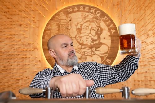 Pivo bez starostí. Kraj zaplatí autobusy na Noc pivovarů, lidi sveze mezi pivovary zdarma