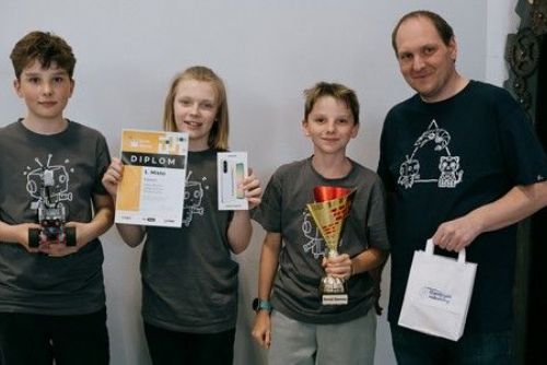 Plzeňští školáci ovládli Droid Games. Centrum robotiky zaplnili mladí programátoři