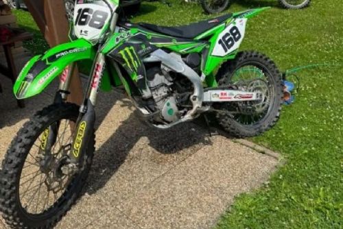 Policie na Havlíčkobrodsku pátrá po zelené Kawasaki KX 250. Ukradena byla v Poděbabech