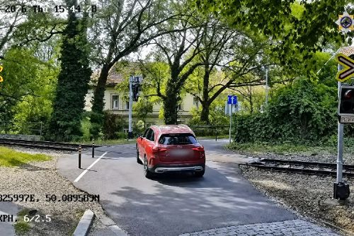 Policie ukázala riskantní průjezdy přejezdy v Praze a okolí. Letos řešila 696 přestupků