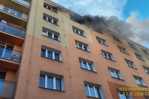 Požár bytu na Sokolovské v Plzni vyžádal evakuaci 22 lidí. Záchranáři ošetřili tři osoby