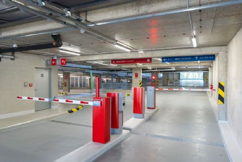 Praha dokončila parkovací dům na Dědině. Nabízí 290 míst, nové náměstí i komunitní prostory
