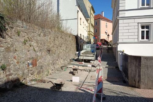 Příbram obnovuje chodníky: velké dlaždice nahradí žulové kostky