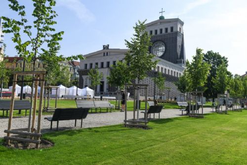 Revitalizovaný Jiřák přivítal první návštěvníky. Diskusi vyvolávají lavičky i budoucí podoba zeleně