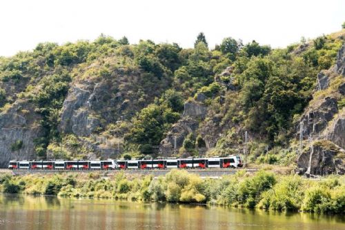 Sběrače opakovaně poškozují provoz na trati Praha–Beroun. Správa železnic zpřísnila dohled