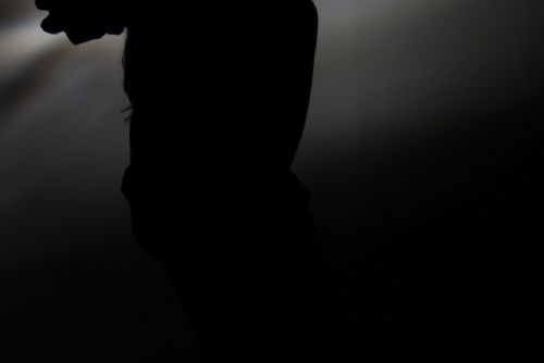 Sedmdesátiletá žena ubodala manžela, sousedé v šoku