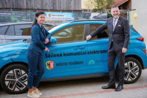 Senát ocenil Touškov za projekt sdílených elektroaut