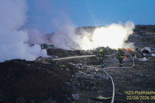 Skládka u Dobřan znovu v plamenech. Hasiči se na Vysokou vraceli už podruhé během pár dnů