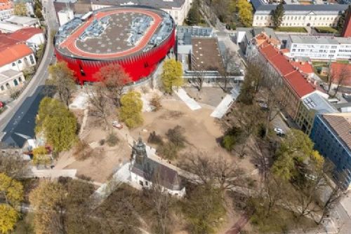 Smetanovy sady v Jihlavě zůstávají uzavřené. Obnova potrvá do června 2026