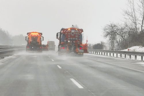 Ranní sněhový kolaps na Plzeňsku, D5 paralyzována