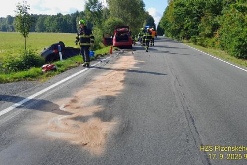 Srážka u Mýta skončila autem na střeše. Policie prověřuje náraz zezadu