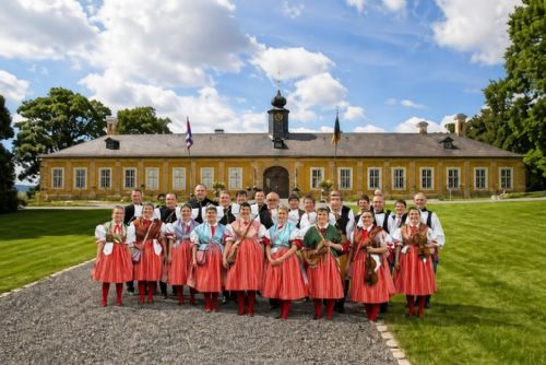 Staročeské máje poprvé na Kozlu. Zámek ožije kroji, muzikou i slavnostním průvodem