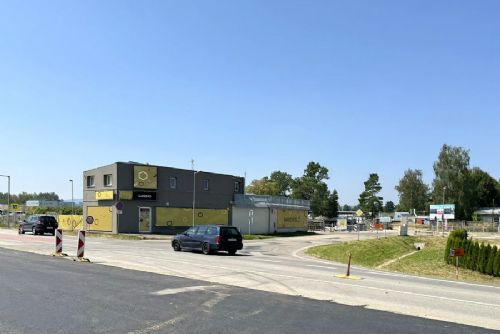 Stavba napojení letiště u Plané omezuje I/3. Řidiči od Krumlova nově odbočí o 50 metrů dříve