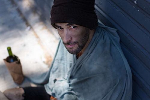 Sto tisíc korun a rok podpory: pražský projekt ukázal, co lidem bez domova nejvíc pomáhá