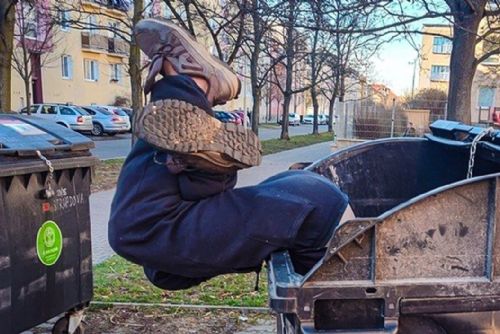 Strážníci vytáhli muže z kontejneru u školky