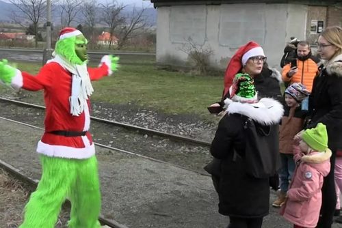 Sváteční Oparenský expres: čaj, svařák, dárky a Grinch