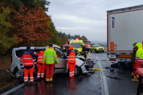 Tragický střet Fiatu s kamionem: řidič vážně zraněn