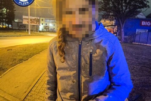 Tváře od bahna, modřina pod okem a toluen