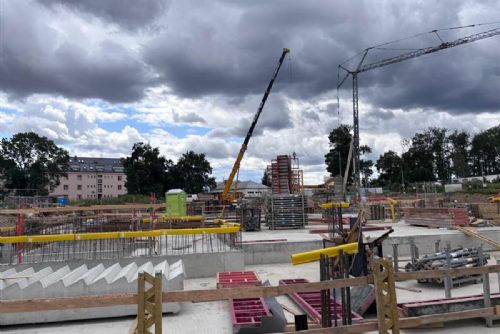 V Nemocnici Jihlava pokračuje stavba nového pavilonu a parkovacího domu. Přibude až 704 parkovacích míst