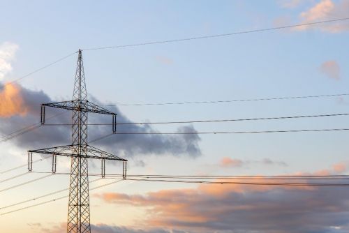 V Novohradských horách začala přeměna vedení vysokého napětí. Kabely uložili pod zem, stožáry zmizí do roku 2027