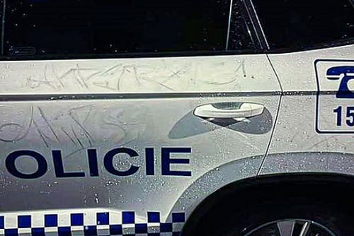 Vandal v Plzni pomaloval auto strážníkům