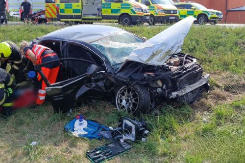 Vážná nehoda na tahu z Klatov do Plzně. Čtyři zranění, pro mladou ženu letěl vrtulník