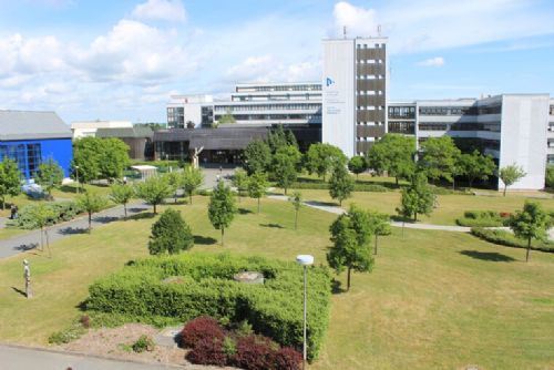 Vědci blokují stavbu bazénu u univerzity kvůli obavám z poškození přístrojů