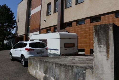 Vloupali se do karavanu u plzeňské teplárny. Podezřelou dvojici dopadli hned druhý den