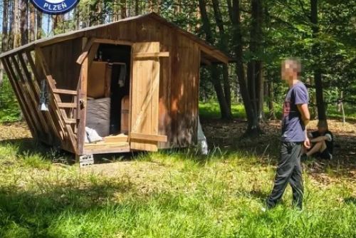 Z lesního domku na Borských polích si udělali noclehárnu. Strážníci uvnitř našli dva muže